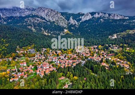 Villaggio di Elati (antico nome 'Tyrna') e montagna Koziakas, comune di Pyli, Trikala, Tessaglia, Grecia. Foto Stock