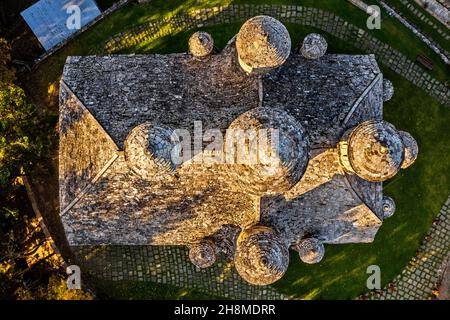 Vista dall'alto della chiesa della Santa Croce e delle sue 13 cupole, tra i villaggi di Krania e Doliana, Aspropotamos regione, Trikala, Tessaglia, Grecia. Foto Stock