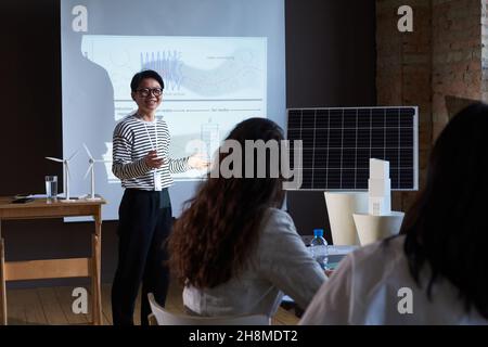 Ingegnere di successo negli occhiali che si esibisce in conferenza e parla di nuove tecnologie ai colleghi Foto Stock