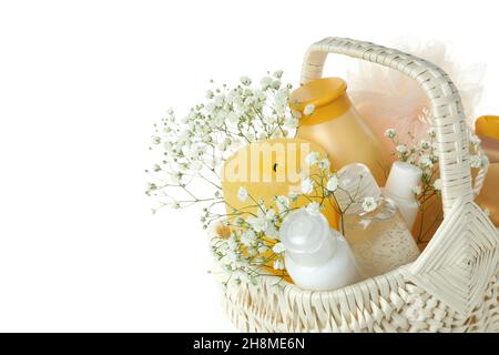 Cestino regalo con cosmetici isolati su sfondo bianco Foto Stock