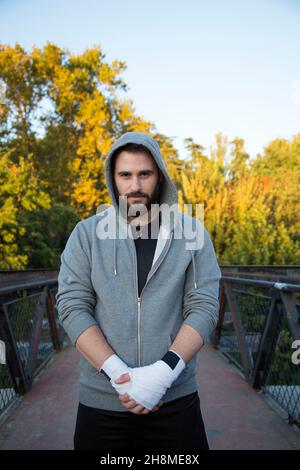 Ritratto di uomo caucasico in outdoor con cappuccio Foto Stock