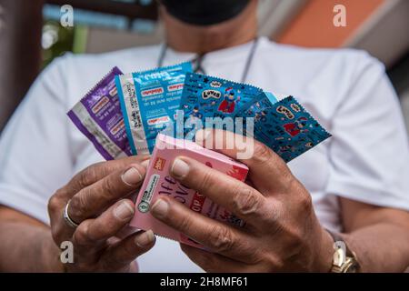 Bangkok, Tailandia. 01 dicembre 2021. Un uomo mostra i preservativi ricevuti durante le attività della campagna della Giornata Mondiale dell'AIDS 2021.Giornata Mondiale dell'AIDS 2021 le attività della campagna si sono svolte nel distretto di Ratchathewi, Bangkok, al monumento della vittoria per celebrare la Giornata Mondiale dell'AIDS 2021. Il tema della Giornata Mondiale dell'AIDS 2021 dell'Organizzazione Mondiale della Sanità (OMS) è 'porre fine alle disuguaglianze. Eliminare l'AIDS". “con particolare attenzione a raggiungere le persone rimaste indietro e ad evidenziare le crescenti disuguaglianze nell’accesso ai servizi essenziali per l’HIV. (Foto di Peerapon Boonyakiat/SOPA Images/Sipa USA) Credit: Sipa USA/Alamy Live News Foto Stock