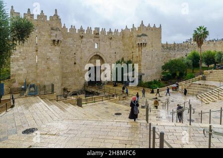 Gerusalemme, Israele - 20 novembre 2021: Scena della porta di Damasco, nelle mura della città vecchia, con pedoni. Gerusalemme, Israele Foto Stock