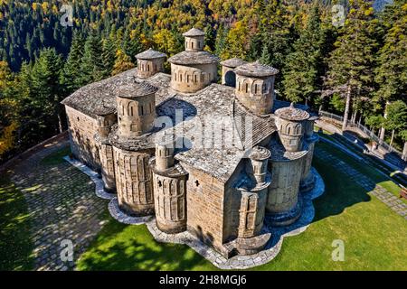 La chiesa della Santa Croce famosa per le sue 13 cupole, da qualche parte tra i villaggi di Krania e Doliana, Aspropotamos regione, Trikala, Tessaglia, Grecia. Foto Stock