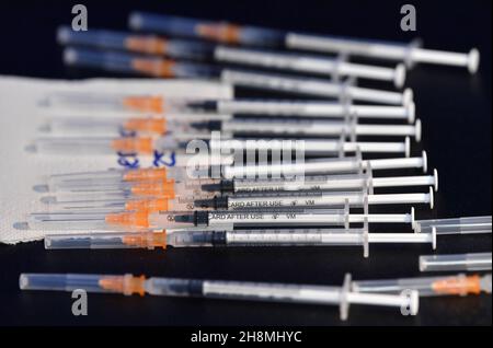 01 dicembre 2021, Turingia, Jena: Siringhe preparate con il vaccino Moderna sono pronte in un centro di vaccinazione organizzato a livello comunitario. La città di Jena ha messo in funzione il centro di vaccinazione comunale il 1 dicembre, dove le persone possono essere vaccinate senza un appuntamento dalle 09:00 alle 19:00. Secondo la città, il nuovo impianto di vaccinazione è stato creato attraverso la cooperazione tra l'Università Friedrich Schiller di Jena, l'Associazione dei medici legali di assicurazione sanitaria in Turingia e la città di Jena ed è sostenuto dal Ministero della Sanità Turingia. Foto: Martin Schutt/dpa-Zentr Foto Stock