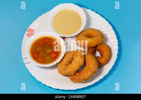 Popolare cucina dell'India del Sud di vada con Sambhar e chutney di cocco servito come pasto e spuntini Foto Stock