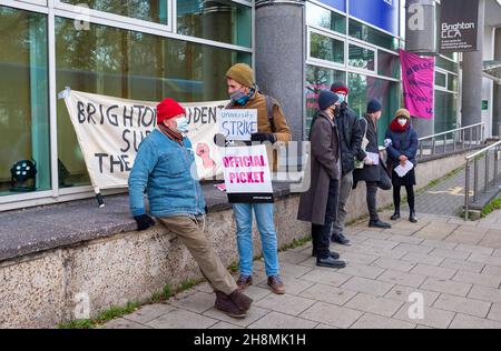 Brighton UK 1 dicembre 2021 - la linea di picket University and College Union fuori dal campus Grand Parade dell'Università di Brighton questa mattina . Il personale di 58 università e college sta colpendo sopra la paga e le condizioni e per arrestare i tagli alle pensioni: Simon Dack di accreditamento / Alamy Live News Foto Stock