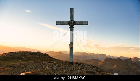 Foto panoramica della crociera sulla vetta di Goesseck durante il tramonto alle Alpi di Eisenerzer Foto Stock