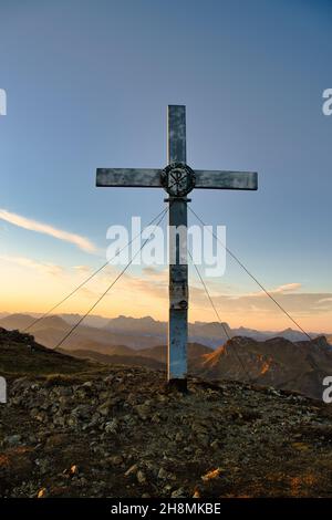 Foto panoramica della crociera sulla vetta di Goesseck durante il tramonto alle Alpi di Eisenerzer Foto Stock