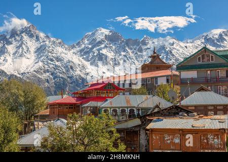 Pittoresco villaggio di Himachal a Kalpa con la maestosa catena montuosa Kailash Himalaya Kinnaur a Himachal Pradesh India Foto Stock