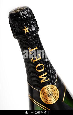 Bottiglia di champagne Moet and Chandon Brut Imperial Nectar, spumante su sfondo bianco Foto Stock