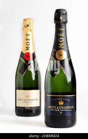 Bottiglia di champagne Moet and Chandon Brut Imperial e Champagne Nectar , vino frizzante su sfondo bianco Foto Stock