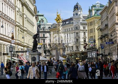 Austria, Vienna- maggio 2019: Turisti vicino alla colonna della peste (colonna della Santissima Trinità) in via Graben nella città di Vienna in primavera. La colonna della peste è stata inaugura Foto Stock