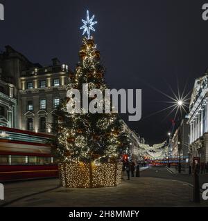 Illuminato albero di Natale di St. James's Square a Londra durante il periodo festivo. Foto Stock