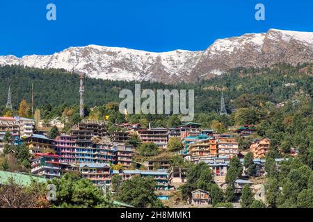 Piccola cittadina in Himachal Pradesh, India vicino a Reckong Peo con paesaggio panoramico Himalaya Foto Stock