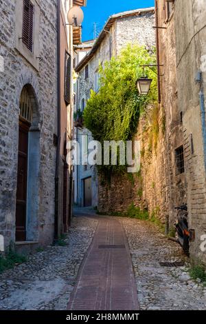 Via medievale nel centro storico di Spoleto, città dell'Umbria Foto Stock