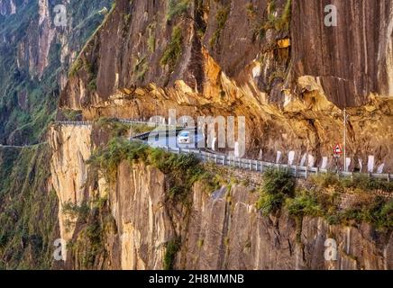 Strada autostradale nazionale con paesaggio montano panoramico Himalaya a Himachal Pradesh India Foto Stock