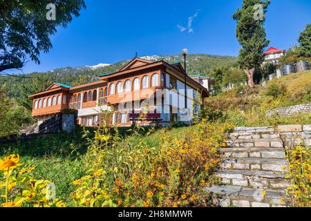 Hotel turistico in legno con vista sulla maestosa catena montuosa Kinnaur Kailash Himalaya a Kalpa, Himachal Pradesh, India Foto Stock