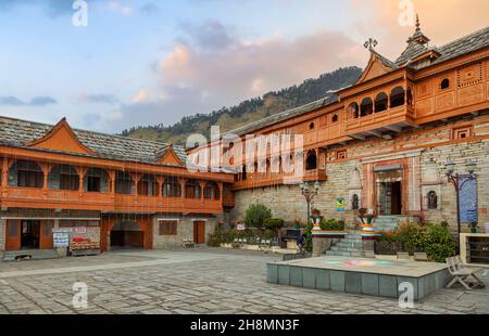 Antico tempio indù Bhima Kali cortile interno con edificio all'alba a Sarahan Himachal Pradesh Foto Stock