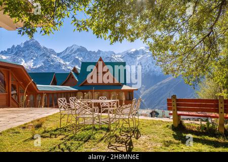 Hotel turistico in legno con vista sulla maestosa catena montuosa Kinnaur Kailash Himalaya a Kalpa, Himachal Pradesh, India Foto Stock