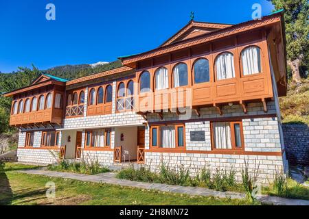 Hotel turistico in legno con vista sulla maestosa catena montuosa Kinnaur Kailash Himalaya a Kalpa, Himachal Pradesh, India Foto Stock