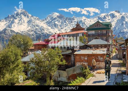 Pittoresco villaggio di Himachal a Kalpa con la maestosa catena montuosa Kailash Himalaya Kinnaur a Himachal Pradesh India Foto Stock