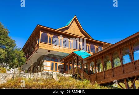 Hotel turistico in legno con vista sulla maestosa catena montuosa Kinnaur Kailash Himalaya a Kalpa, Himachal Pradesh, India Foto Stock