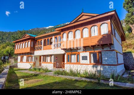 Hotel turistico in legno con vista sulla maestosa catena montuosa Kinnaur Kailash Himalaya a Kalpa, Himachal Pradesh, India Foto Stock