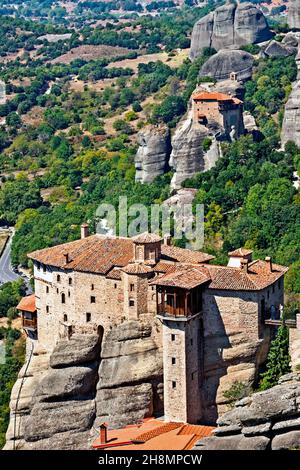Monasteri di Meteora, monastero di Roussanou (di fronte), monastero di Anapafsa (di dietro), Trikala, Tessaglia, Grecia. Foto Stock