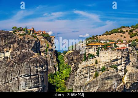 METEORA, TRIKALA, TESSAGLIA, GRECIA. 2 dei 6 monasteri ancora attivi di Meteora. Il Grande Meteorone (a sinistra) e il monastero di Varlaam (a destra) Foto Stock