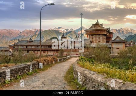 Antico tempio indù di Bhima Kali con la catena montuosa di Kinnaur Himalaya all'alba a Sarahan, Himachal Pradesh India Foto Stock