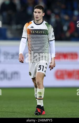 Bergamo, Italia. 30 Nov 2021. Mattia Caldara (Venezia FC) durante Atalanta BC vs Venezia FC, Campionato italiano di calcio A a Bergamo, Italia, Novembre 30 2021 Credit: Agenzia fotografica indipendente/Alamy Live News Foto Stock