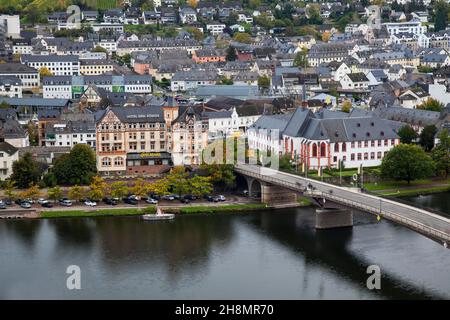 Townscape con il fiume Moselle, Bernkastel-Kues, valle della Mosella, Renania-Palatinato, Germania Foto Stock