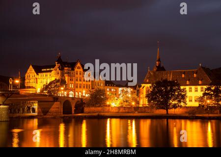 Townscape con il fiume Moselle, Bernkastel-Kues, valle della Mosella, Renania-Palatinato, Germania Foto Stock