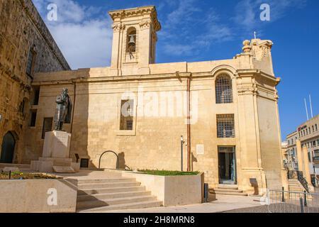 Prima costruzione prima chiesa quando la Valletta fu fondata nel 1566, oggi nostra Signora della Vittoria Chiesa, a sinistra statua di Pawlu Boffa ex primo Ministro di Foto Stock