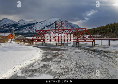 Ponte ferroviario storico a Carcross sull'ex White Pass e Yukon Route da Skagway, Alaska a Whitehorse, Yukon, di fronte al lago Bennett, Yukon Foto Stock