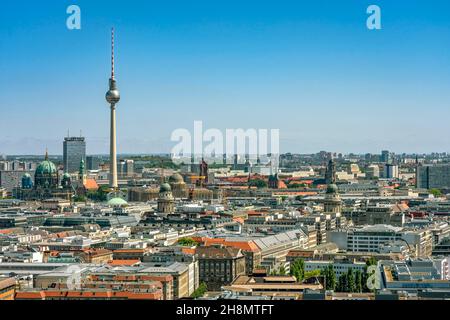 Vista dall'alto edificio di Potsdamer Platz verso Alexanderplatz con la Cattedrale tedesca e il Gendarmenmarkt, Berlino, Germania Foto Stock