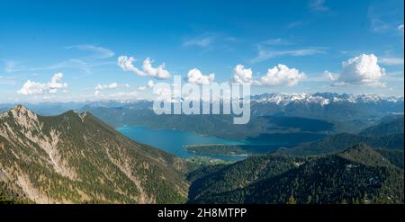 Vista panoramica di montagna con Walchensee e Karwendel montagne, passeggiata cresta Herzogstand Heimgarten, alta Baviera, Baviera, Germania Foto Stock