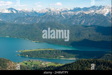 Vista panoramica di montagna con Walchensee e Karwendel montagne, passeggiata cresta Herzogstand Heimgarten, alta Baviera, Baviera, Germania Foto Stock