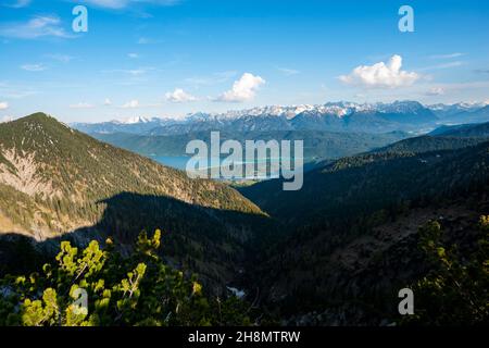 Vista panoramica di montagna con Walchensee e Karwendel montagne, passeggiata cresta Herzogstand Heimgarten, alta Baviera, Baviera, Germania Foto Stock