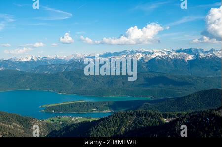 Vista panoramica di montagna con Walchensee e Karwendel montagne, passeggiata cresta Herzogstand Heimgarten, alta Baviera, Baviera, Germania Foto Stock