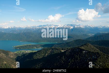 Vista panoramica di montagna con Walchensee e Karwendel montagne, passeggiata cresta Herzogstand Heimgarten, alta Baviera, Baviera, Germania Foto Stock