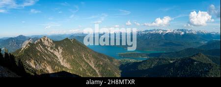 Vista panoramica di montagna con Herzogstand, Walchensee e Karwendel montagne, cresta a piedi Herzogstand Heimgarten, alta Baviera, Baviera, Germania Foto Stock