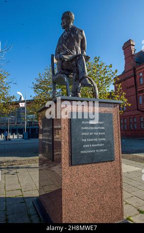 Strue commemorativa di Ivor Novello, cantante e artista musicale gallese. Nella baia di Cardiff. Foto Stock