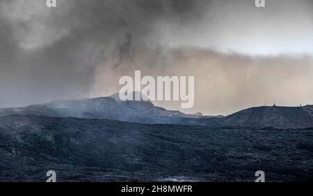 Vulcano eruttante con campo di lava, Fagradersfjall, sistema vulcanico di Krysuvik, Penisola di Reykjanes, Islanda Foto Stock