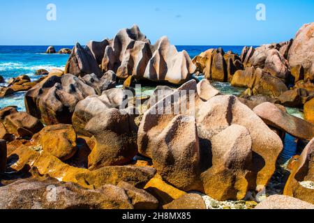 Rocce di granito, spiagge e giungla nel meraviglioso sud di la Digue, Seychelles, la Digue, Seychelles Foto Stock