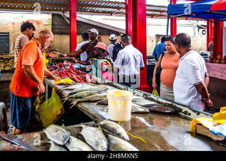 Vendita del pesce presso la sala del mercato, Sir Selwyn Selwyn Clarke Market, Victoria, Mahe, Seychelles, Victoria, Mahe, Seychelles Foto Stock