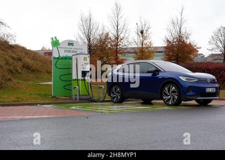 PRAGA, REPUBBLICA CECA - Nov 02, 2021: Un'auto elettrica SUV blu scuro si carica nel parcheggio di un supermercato. Foto Stock