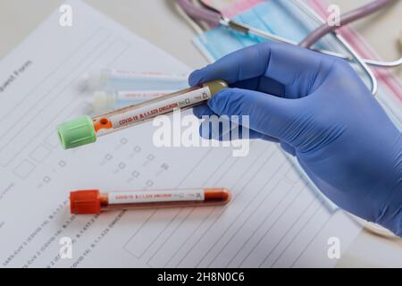 Medici in laboratorio con campioni di sangue per la nuova versione Omicron Covid-19 Coronavirus Foto Stock