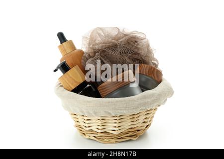 Cestino regalo con cosmetici isolati su sfondo bianco Foto Stock